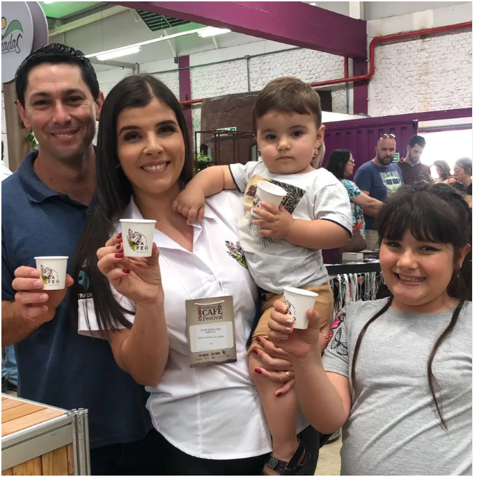 Produtores da ACAFEG na lavoura em Andradas, Minas Gerais